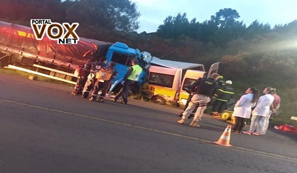 BR-153 – Colisão frontal entre van escolar e caminhão deixa pelos menos 3 mortos