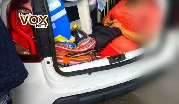 Inusitado – Família é flagrada carregando a sogra no porta-malas do carro
