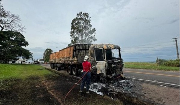 Fogo na pìsta: Incêndio destrói cabine de carreta na PR-323