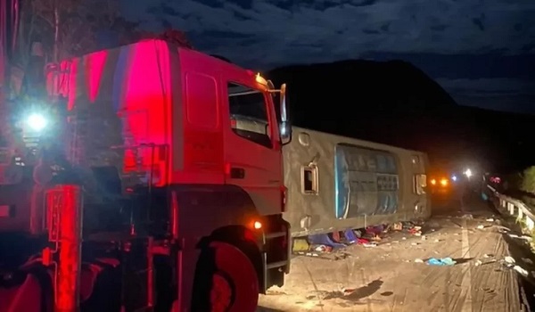 Tragédia na Pista: Acidente com ônibus deixa 7 pessoas mortas e 23 feridas em acidente na BR-116